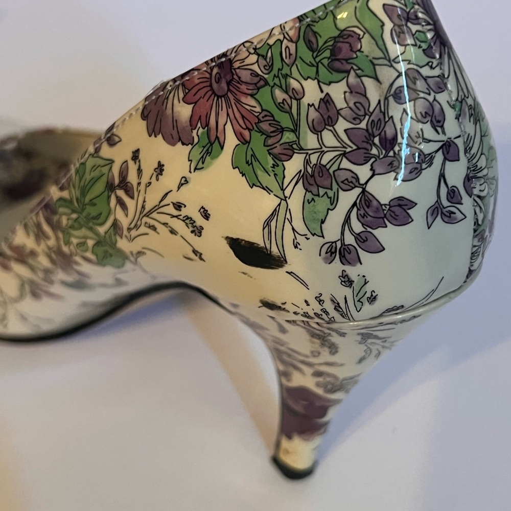 Beautiful Steve Madden floral pumps. Size 8M - Picture 5 of 6